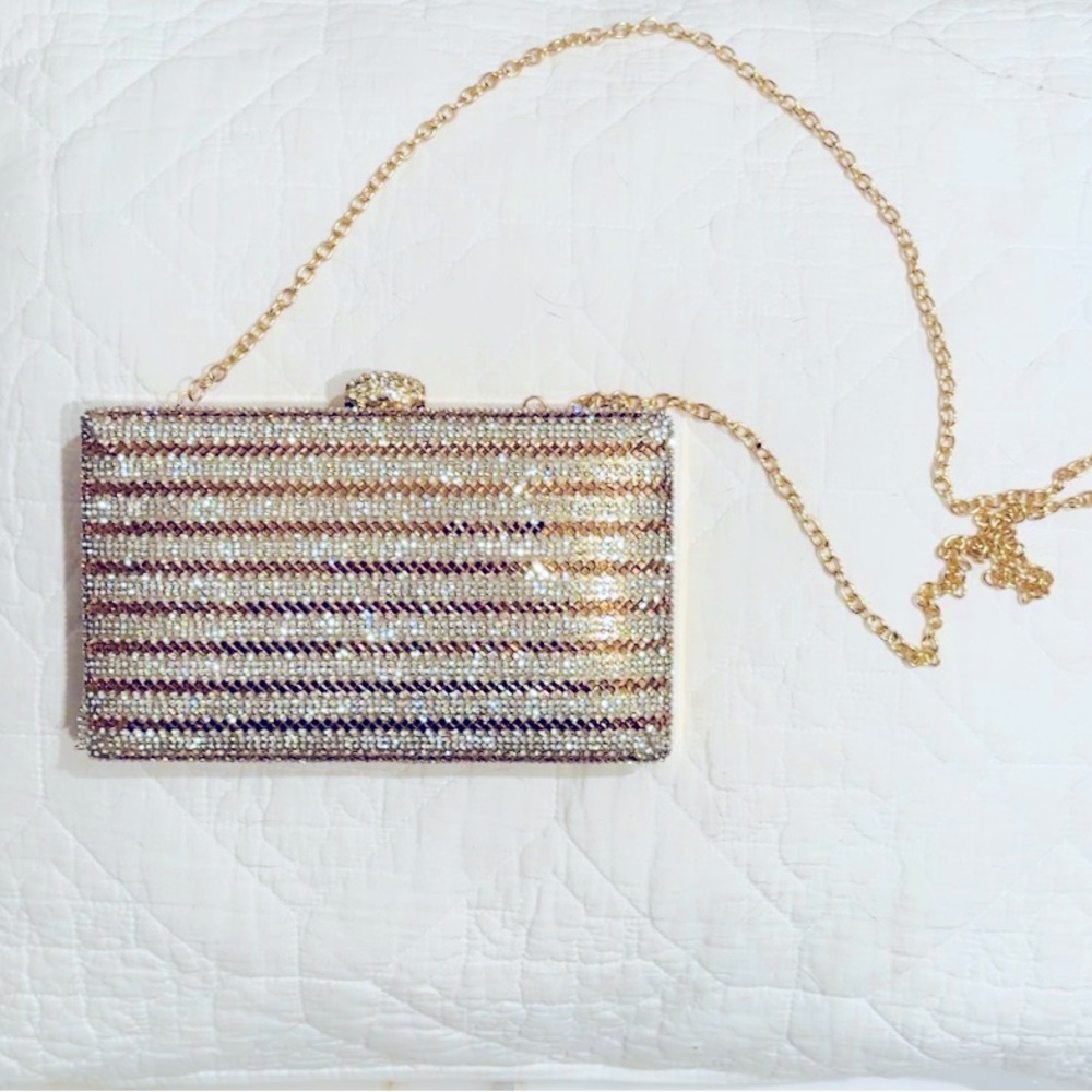 New Clutch with snap closure